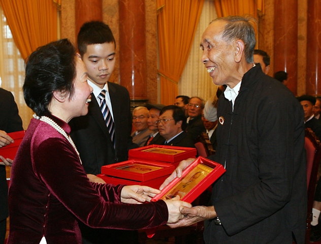 Вручена похвальная грамота за документы о суверенитете над морем и островами Родины